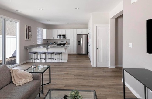 Madison Apartment | Landing | Stunning 2BD, Gym, Courtyard