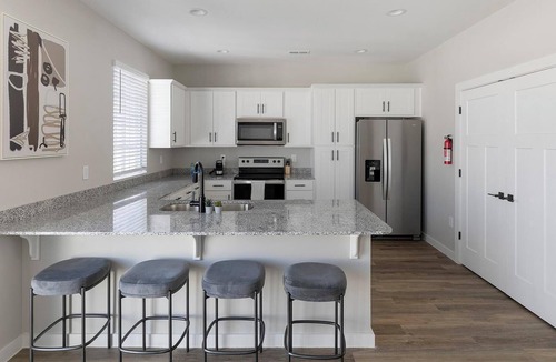 Madison Apartment | Landing | Stunning 2BD, Gym, Courtyard