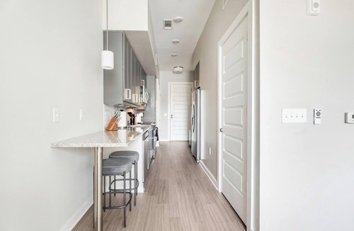 Hitch Village - Fred Wessels Homes Apartment | Landing | Stunning Studio, Clubhouse, Pool