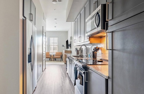 Hitch Village - Fred Wessels Homes Apartment | Landing | Stunning Studio, Clubhouse, Pool