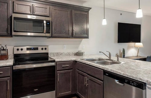 Lyman Apartment | Landing | Stylish 1BD, Pool, Gym