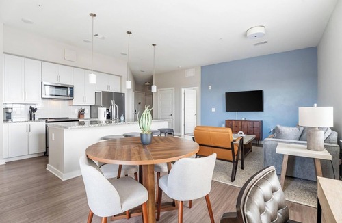 Hitch Village - Fred Wessels Homes Apartment | Landing | Stylish 2BD, Pool, Gym