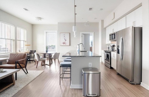 Hitch Village - Fred Wessels Homes Apartment | Landing | Stylish 2BD, Pool, Gym