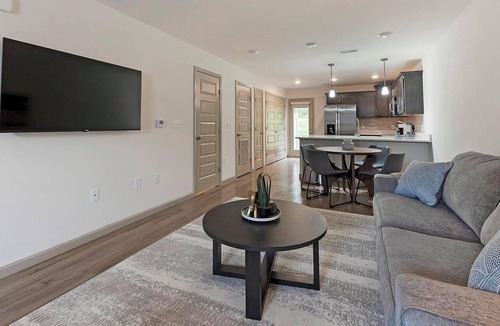 Lyman Apartment | Landing | Stylish 2BD, Pool, Gym