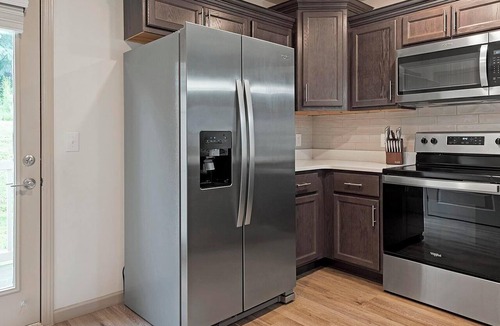 Lyman Apartment | Landing | Stylish 2BD, Pool, Gym