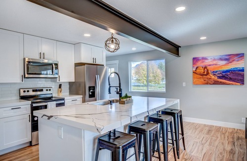 American Fork House | Large Group Getaway | Hot Tub, Games & Pickleball