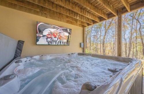Athens Villa | Large Luxury House, King Beds and More, Hot Tub, Theater, Fireplace, Game Room, Ping-pong, Pool Table, Air Hockey, Arcade, River, Big Kitchen, Nice Porch, Quiet, Good for Families and Large Groups, Near UGA Golf Course, Close to UGA & Stanford Stadium