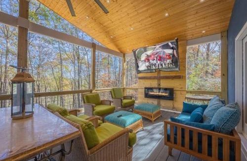 Athens Villa | Large Luxury House, King Beds and More, Hot Tub, Theater, Fireplace, Game Room, Ping-pong, Pool Table, Air Hockey, Arcade, River, Big Kitchen, Nice Porch, Quiet, Good for Families and Large Groups, Near UGA Golf Course, Close to UGA & Stanford Stadium
