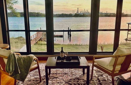 Brown Island House | 🌅LARGE Luxury Riverfront Dock Retreat🎣Peaceful Dolphins🐬LONGER STAYS🌴2 KINGS👑