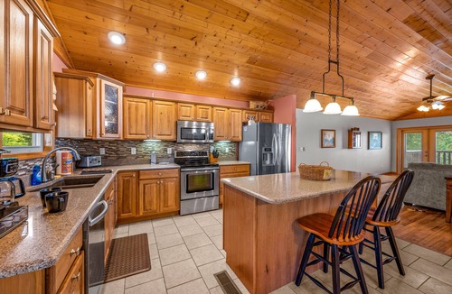 Kodak Cabin | 🏔Large Open Cabin, Jaw Dropping Views, Hot Tub and more! 🌊
