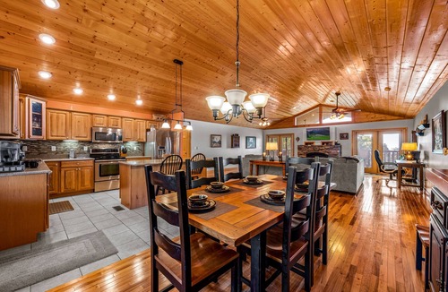 Kodak Cabin | 🏔Large Open Cabin, Jaw Dropping Views, Hot Tub and more! 🌊