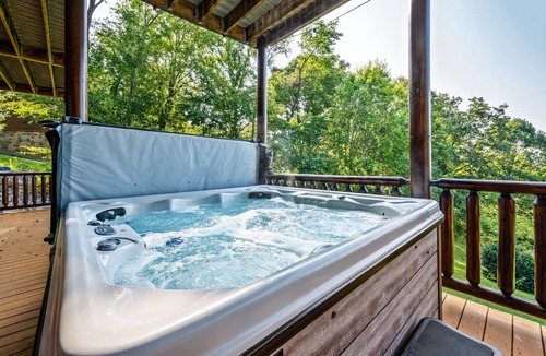 Kodak Cabin | 🏔Large Open Cabin, Jaw Dropping Views, Hot Tub and more! 🌊