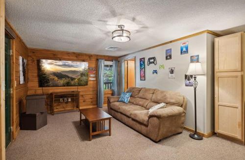 Sevierville House | Large Private Douglas Lake Lodge- 8 bedrooms and 6 bathrooms on 12 acres with a dock -sleeps up to 35