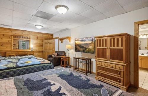 Sevierville House | Large Private Douglas Lake Lodge- 8 bedrooms and 6 bathrooms on 12 acres with a dock -sleeps up to 35