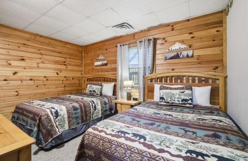 Sevierville House | Large Private Douglas Lake Lodge- 8 bedrooms and 6 bathrooms on 12 acres with a dock -sleeps up to 35
