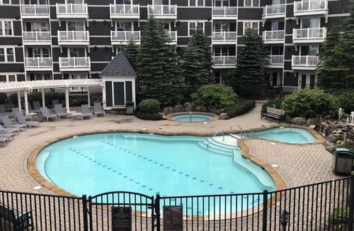 Edray Condo | Large Studio-Full Kitchen-In Village-On slopes. New Furniture & Carpet 2022