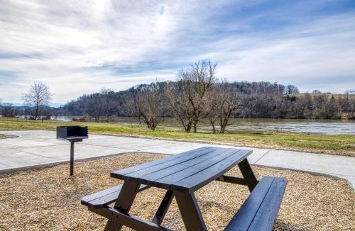Kodak Ski Chalet | Lazy River Cabin, River Front, Hot Tub, WIFI, 560 in FREE Attraction tickets each paid day!