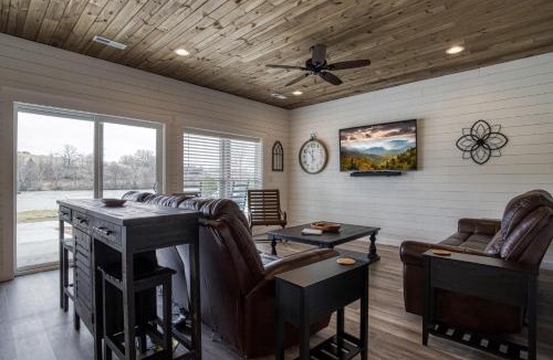 Kodak Ski Chalet | Lazy River Cabin, River Front, Hot Tub, WIFI, 560 in FREE Attraction tickets each paid day!