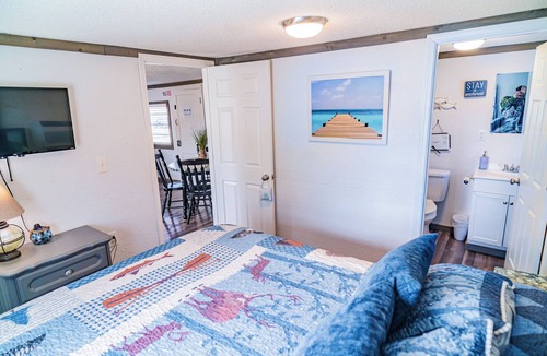 Dandridge Cabin | Life on the Docks Cozy 1 Bedroom cabin on Douglas Lake!