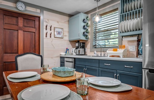 Mentone Cottage | 'Lil' Gem'-restored 1960's bungalow