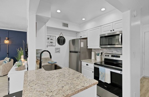 Daphne Condo | Little Condo By The Bay