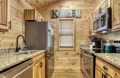 Cosby Cottage | Little Gem Cabin, Pickleball Court, Creek, WIFI, Mountain Views, Starting at $79