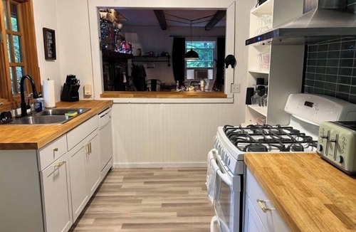 Burnsville Ski Chalet | Location! Location! Near food, coffee, breweries! Entire Cabin in Burnsville,NC