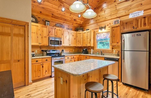 Waynesville Cabin | Log Cabin in a Gated Community! WIFI. Fire Pit w/wood provided! Pet-friendly