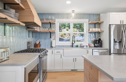 Dandridge House | Lone Oak Lakehouse- Luxury, Lakefront, Firepit, Hot Tub, Kayaks
