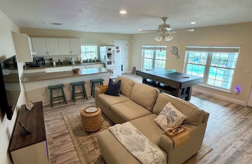Tarpon Springs Apartment | Long term Riverside Retreat with Pool