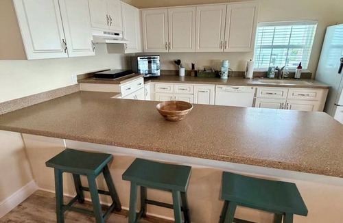 Tarpon Springs Apartment | Long term Riverside Retreat with Pool