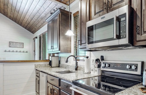 Glenville Cottage | LongView Cottage: Spacious Tiny Home w Fireplace, Screen Porch, Community Perks
