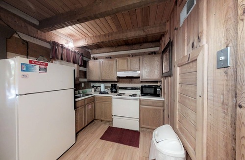 Rocky Grove Cabin | Love Shack: Pet Friendly, Free Attraction Tickets, Hot Tub, Creek Views