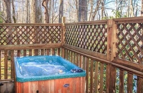 Rocky Grove Cabin | Love Shack: Pet Friendly, Free Attraction Tickets, Hot Tub, Creek Views