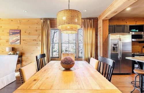 Logan House | Lovely, convienant 4-bedroom townhome with WiFi on Smith Lake