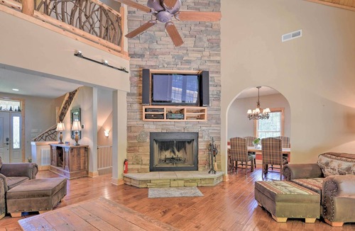 Waynesville House | 'Luck's Lookout': Breathtaking Mtn Views & Hot Tub