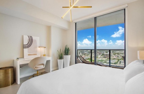 Town Square Apartment | Lunabase Heavenly View