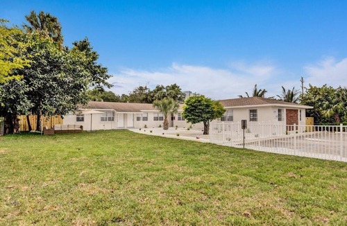 Progressive Northwest Apartment | Luxe 2br/1bath, Palm Beach, W/free parking, outdoor living area and Trampoline!