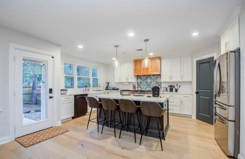 Alden Bridge House | Luxe 6 BD Firepit Pool EV Charger in The Woodlands