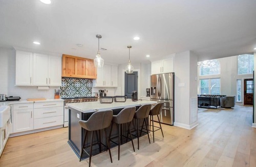 Alden Bridge House | Luxe 6 BD Firepit Pool EV Charger in The Woodlands