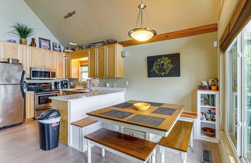 Eatonton House | Luxe Lake Sinclair Living: Private Dock & Beach!
