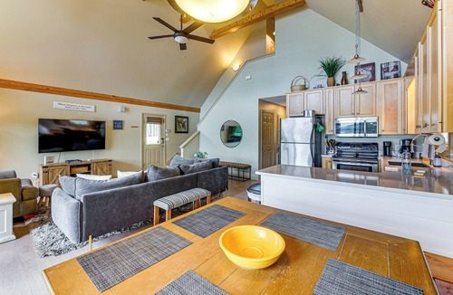 Eatonton House | Luxe Lake Sinclair Living: Private Dock & Beach!