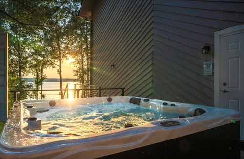 Macon House | Luxe Lakefront Spa, Pickleball, Kayaks, & Theater
