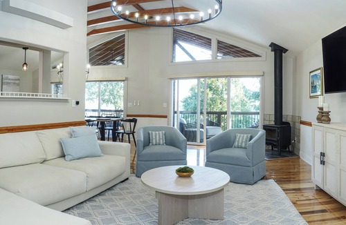 Sherrills Ford House | LUXE, LKN DEEP WATER, VIEWS, HOT TUB, GAME ROOM