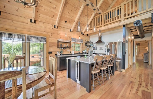 Maggie Valley Cabin | Luxe Log Cabin w/Modern Finishes & Mtn Views