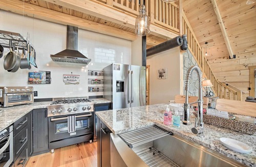 Maggie Valley Cabin | Luxe Log Cabin w/Modern Finishes & Mtn Views