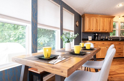 Mars Hill Cottage | Luxe Retreat with Panoramic Views, Hot Tub & Sauna, mins to Hatley Point