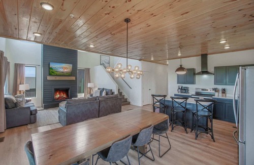 Sevierville Cabin | Luxe Stay N Smokies W Indoor Pool ・Hot Tub・Games