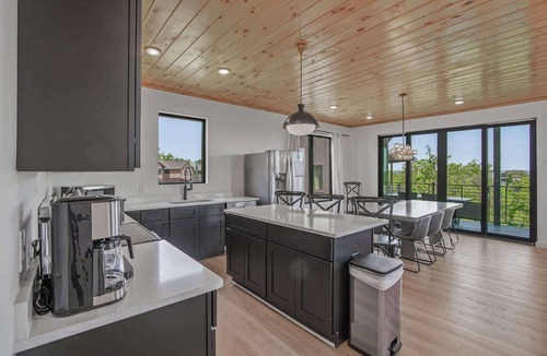 Sevierville Cabin | Luxe Stay N Smokies W Indoor Pool ・Hot Tub・Games