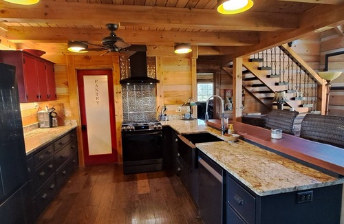 Newport Cabin | Luxurious cabin, mountain views near the Smokies! Pet and family friendly!